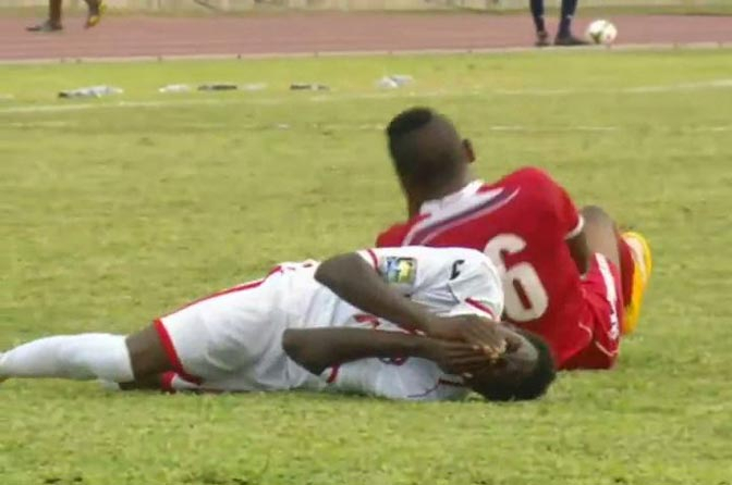 (Video) Pemain Ini Pura-pura Kesakitan Setelah Menyikut Lawannya