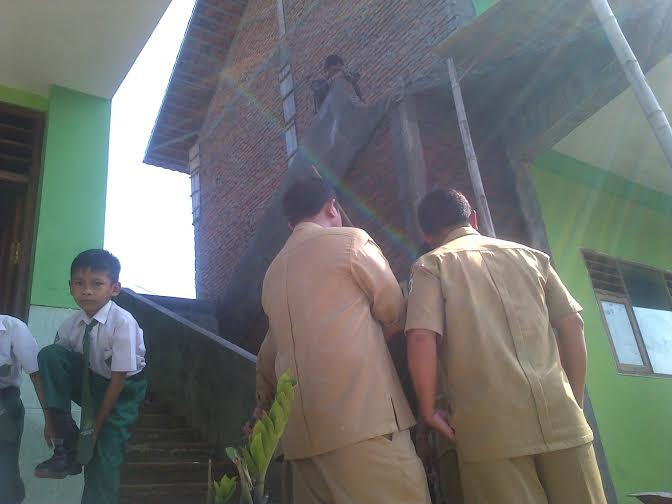 Tangga Baru Sekolah Ambrol, Siswa di Jombang Patah Tulang