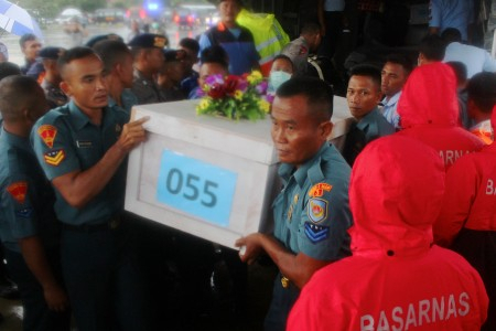 TNI Ditarik, Basarnas Tetap Cari Korban QZ8501