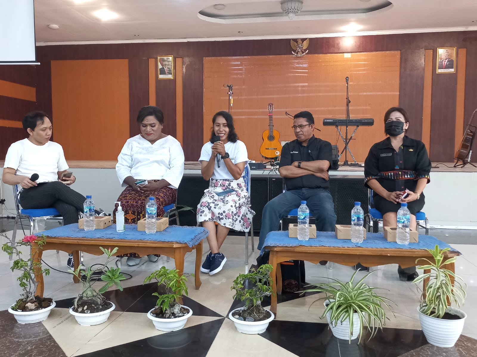 “Love Buzz: A Photography Exhibition” Kunjungi Sikka, Maumere