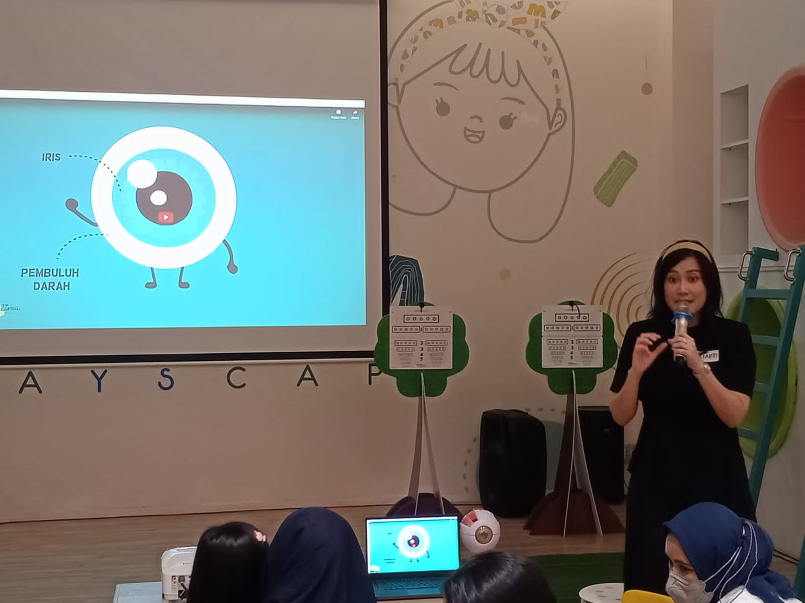 Periksa Mata Anak Sambil Bermain Bersama Laulima