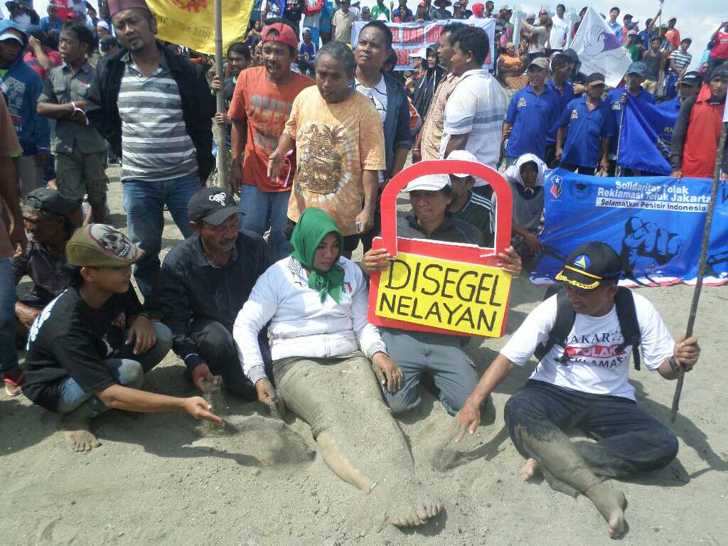Ratusan Nelayan Muara Angke Segel Pulau Reklamasi