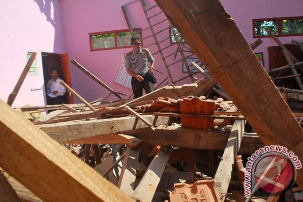 Atap Gedung SD Ambrol, Dinas Pendidikan Cilacap Bentuk Tim Investigasi   