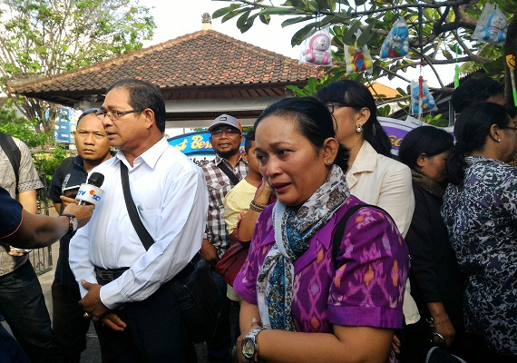 Teman dan Wali Kelas Angeline Padati RSUP Sanglah Jelang Pemulangan Jenazah Angeline 