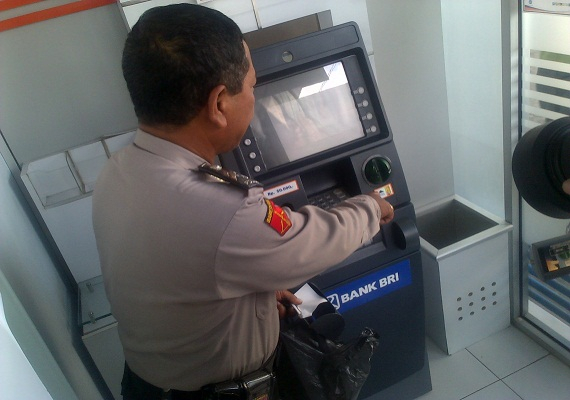 Dua Bandit Pembobol ATM Duel dengan Satpam Bank di Jombang