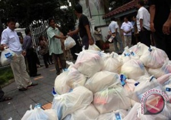 Ribuan Keluarga Miskin Kota Kupang Terima Bingkisan Sembako Presiden