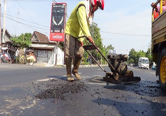 Dilarang Lewat Pantura, Pangkalan Truk Padat