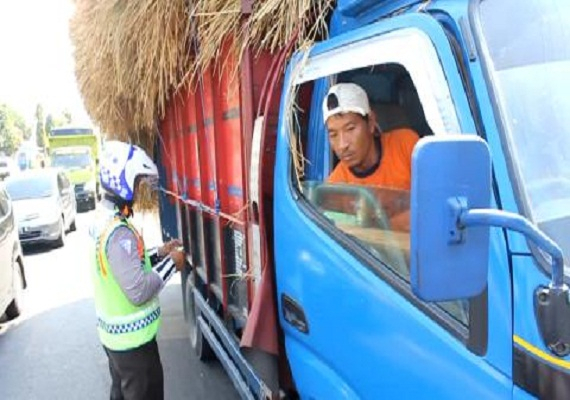 Nekat Beroperasi, Puluhan Truk di Nganjuk Ditilang
