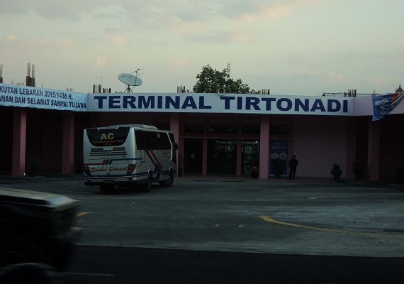 Pemudik Mulai Banjiri Terminal Tirtonadi Solo