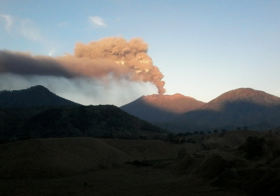 Status Gunung Jari Meningkat, Ratusan Wisatawan dan  Peziarah Dievakuasi