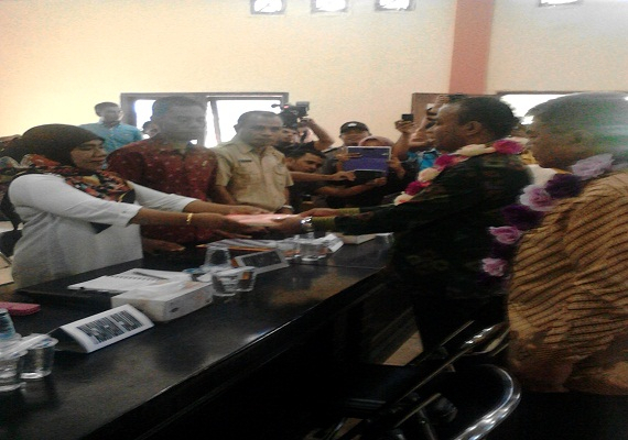 Pasangan Sukur Mandar-Beny Andika mendaftar ke KPU Halbar