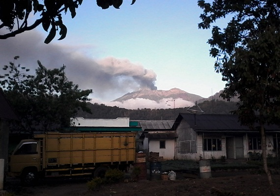 Meski Aktivitas Terus Turun, Gunung Raung Tetap Berstatus Siaga