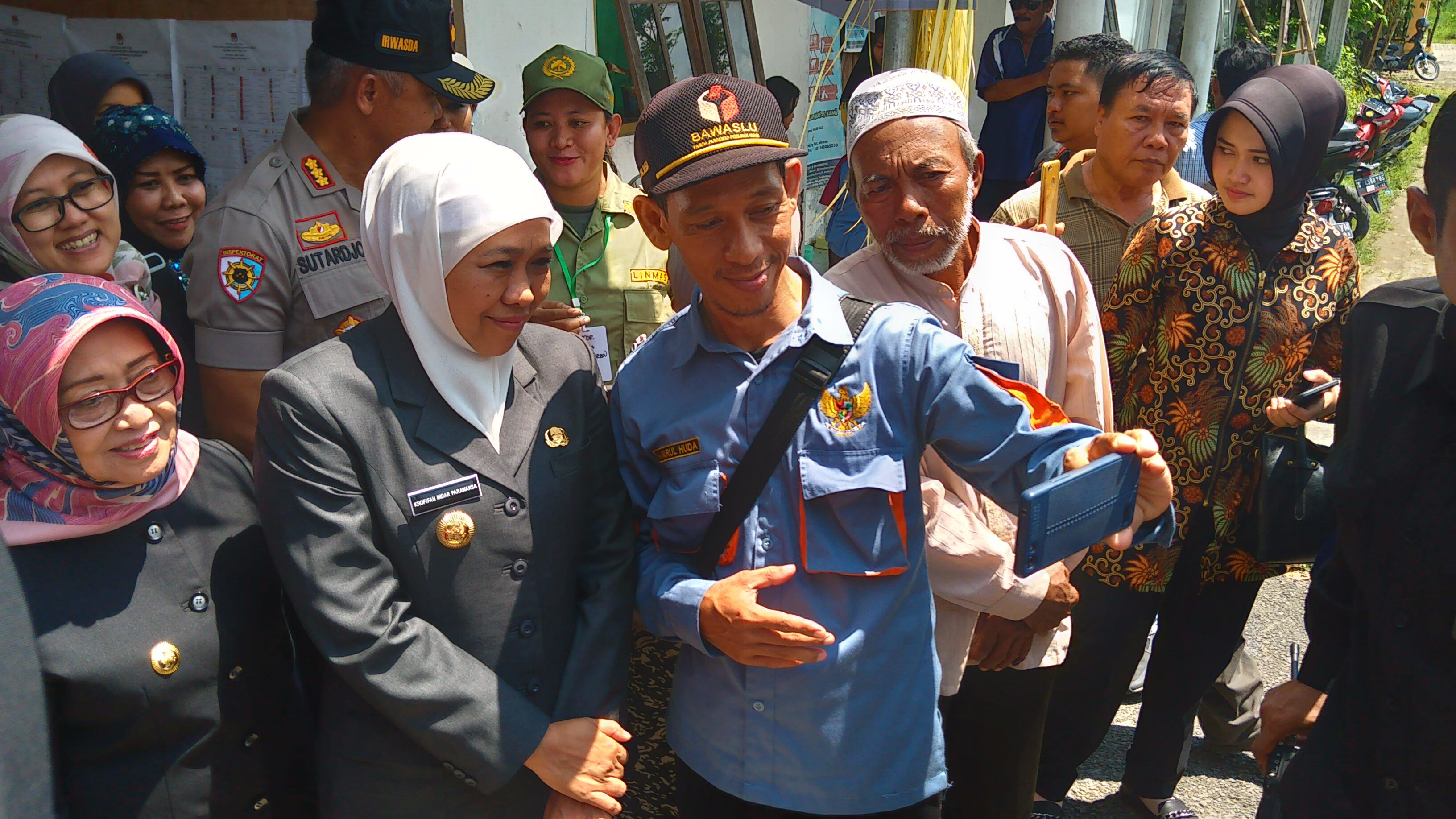 Gubernur Jatim Khofifah Indar Parawansa saat berselfie dengan pemilih di Jombang. (Foto: Mudji Lestari)