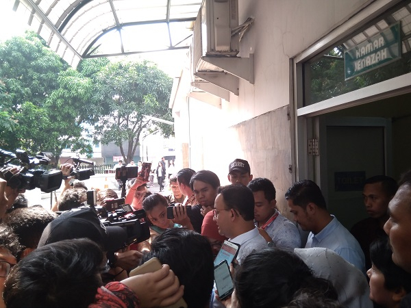 Jenguk Korban Aksi 22 Mei, Anies Baswedan Imbau Warga Kendalikan Diri