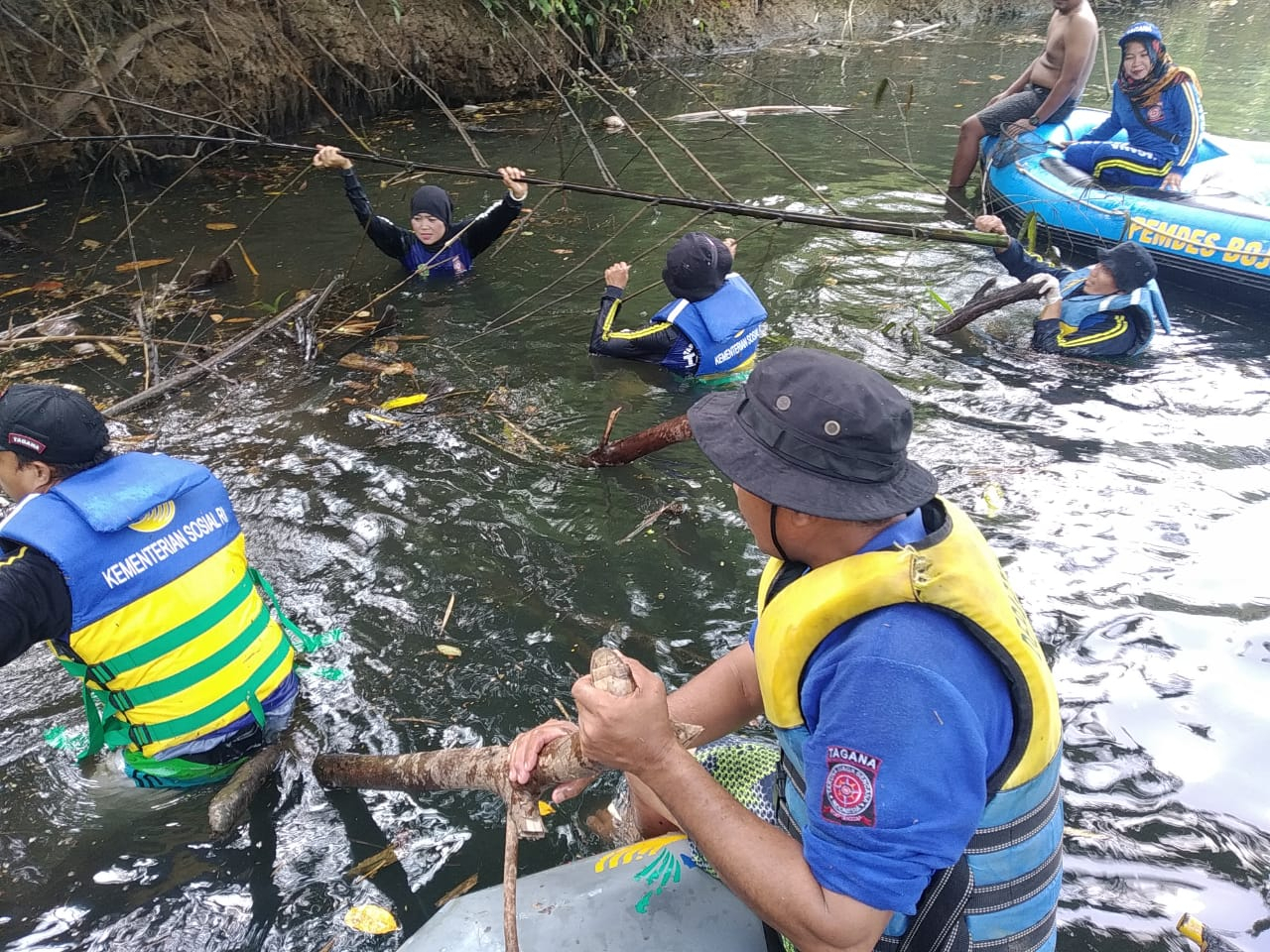 [Advertorial] Aksi Bersih Tagana dan KSB di Sungai Citonjong