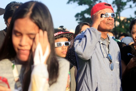 Dua pengunjung Planetarium Dan Observatorium Dinas Pendidikan DKI Jakarta berbeda generasi tengah me