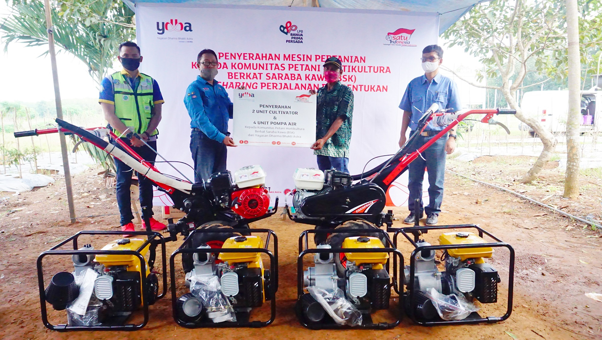 YDBA Serahkan Bantuan kepada Komunitas Petani Hortikultura BSK