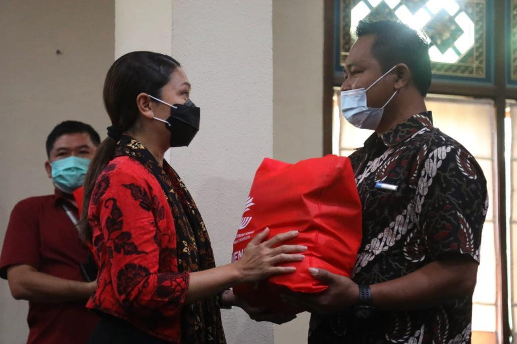 Penasihat DWP Kemensos Salurkan Bansos bagi 41 Hotel Terdampak Pandemi Covid-19 di Yogya
