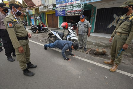 Satgas COVID-19 Beberkan Turunnya Disiplin Masyarakat Terapkan Prokes