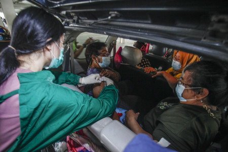 Pemerintah Yakinkan Vaksinasi Mudah dan Aman bagi Lansia