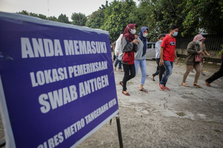 Hindari Berkerumun dan Bepergian untuk Meredam Lonjakan Kasus Covid-19