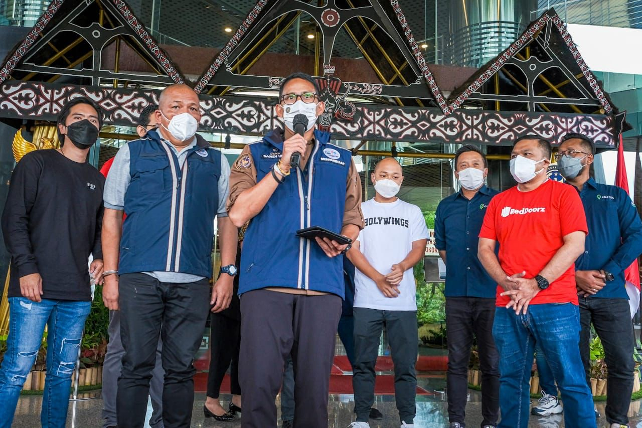 Menparekraf Lepas Keberangkatan Mobil Vaksin GEBER, Tingkatkan Vaksinasi COVID-19