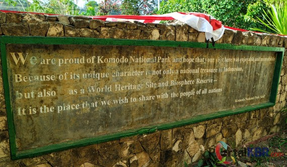 Sebuah pesan yang dipajang di depan kantor Taman Nasional Komodo di Labuan Bajo, Kabupaten Manggarai