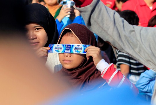 Agar bisa tetap menyaksikan Gerhana Matahari Total saat tidak kebagian kacamata 3D yang disediakan o