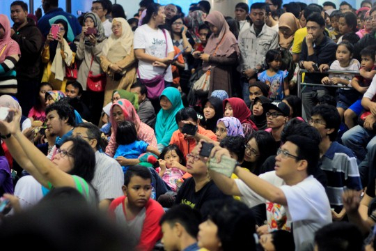 Menyaksikan Proses Gerhana Matahari Total didalam ruangan. Penyelenggara nonton bareng Gerhana Matah