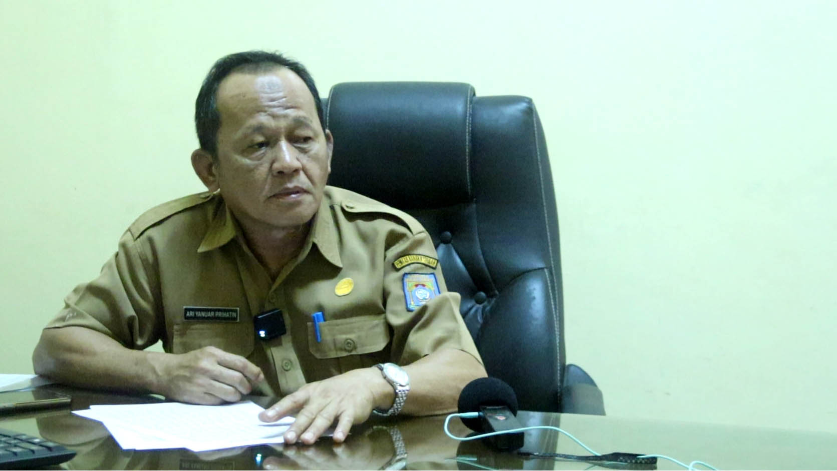 Kepala Dinas Lingkungan Hidup Kabupaten Bangka Tengah, Ari Yanuar Prihatin. (Foto: KBR/Astri)