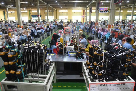 Ekonom: Perang Dagang Ciptakan Gejolak Pasar Global 