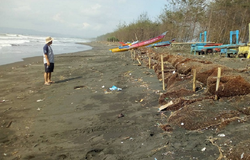 Cegah Abrasi Dengan Anyaman Dari Sabut Kelapa 