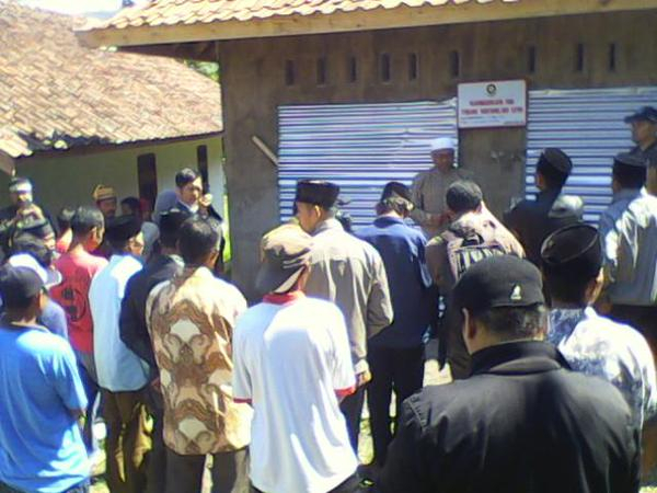 Ahmadiyah Kersamaju Buka Sendiri Segel Masjid 