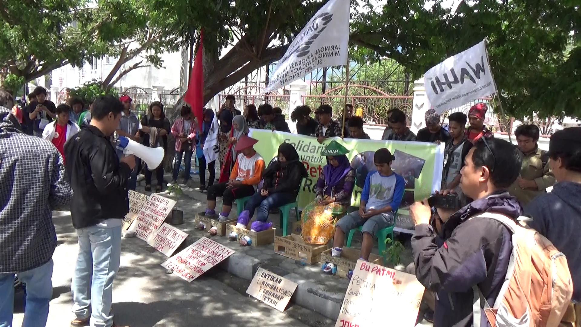 Dukung Kendeng Lestari, Aktivis Palu Aksi Menyemen Kaki