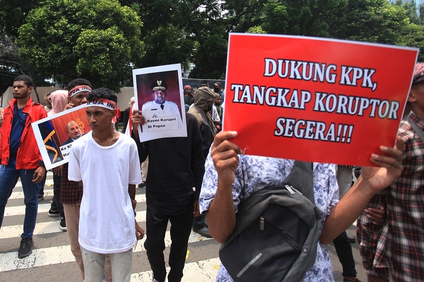 Tak Kunjung Tangkap Lukas Enembe, MAKI Akan Praperadilankan KPK