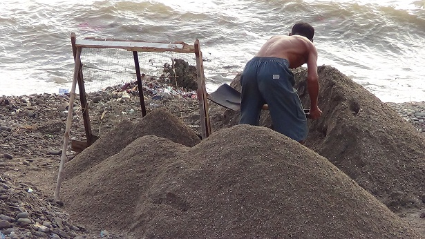 Melawan Preman Pasir Lumajang