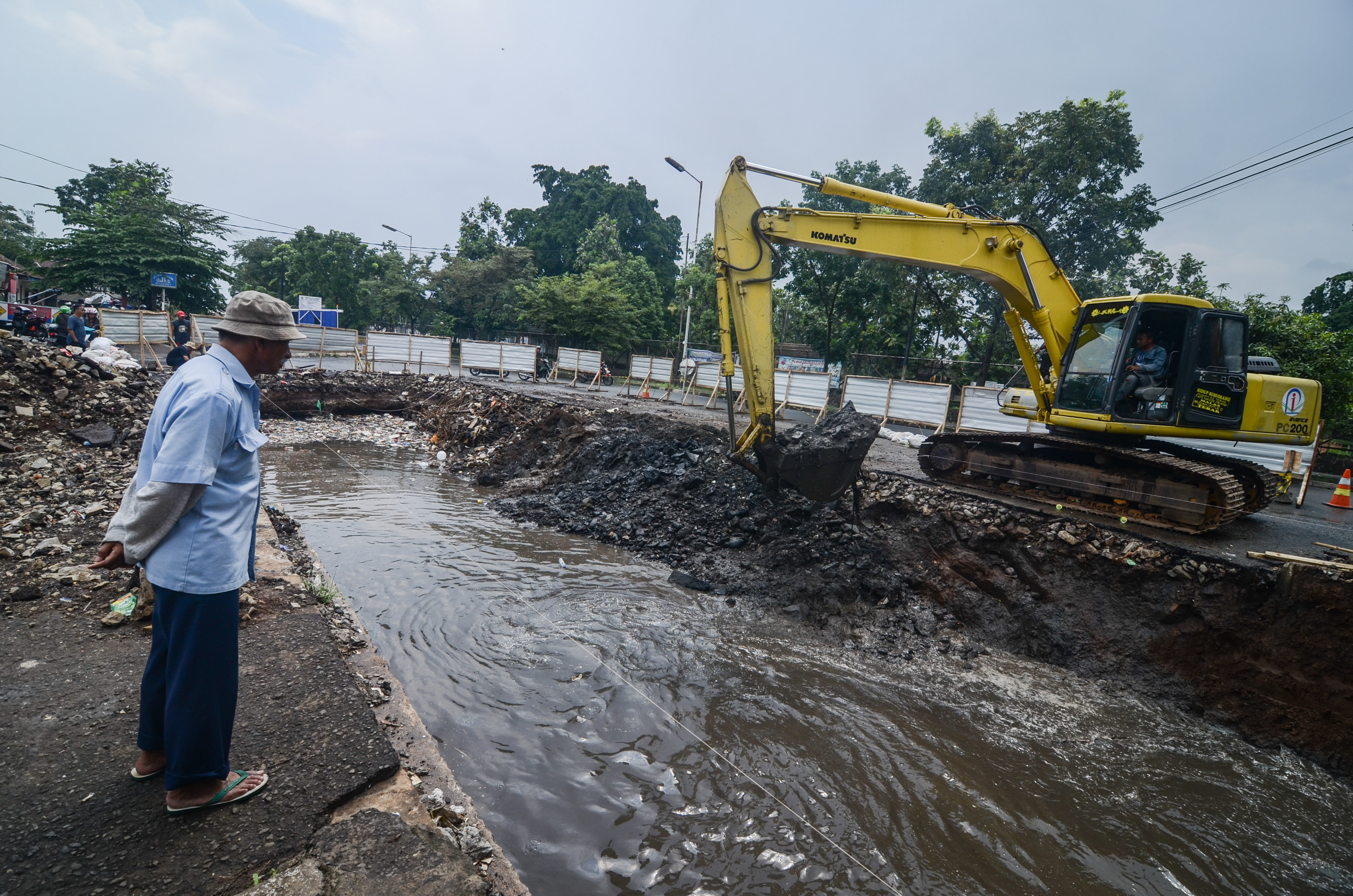 Cegah Banjir, 7 Sungai di Cirebon Dikeruk
