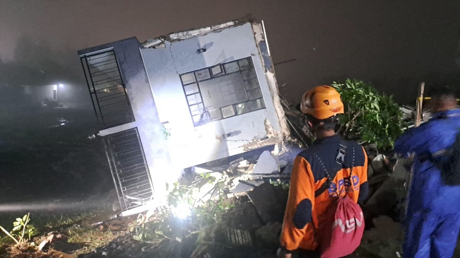 Penginapan Roboh di Batu, Enam Wisatawan Bekasi Jadi Korban