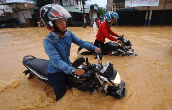Korban Banjir Padang Kesulitan Air Bersih