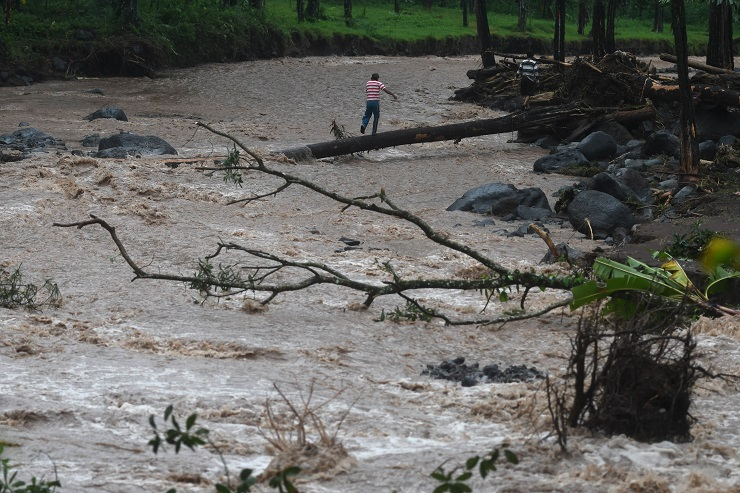 Banjir Bandang Merusak Kios Pasar Tradisional di Cilacap