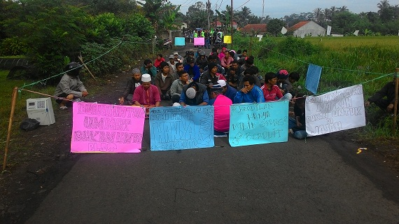 Warga Cikarawang Blokir Akses Masuk IPB