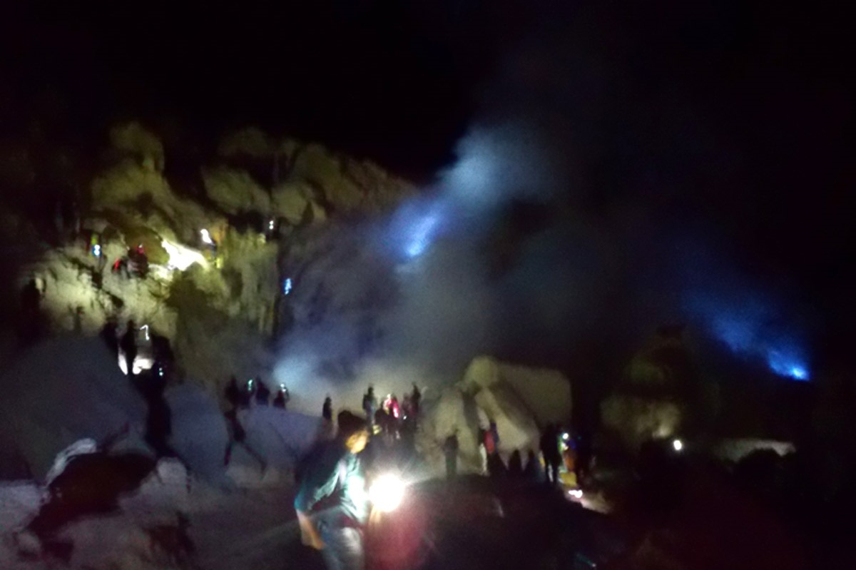 Dingin dan Indahnya Api Biru Kawah Ijen Bondowoso
