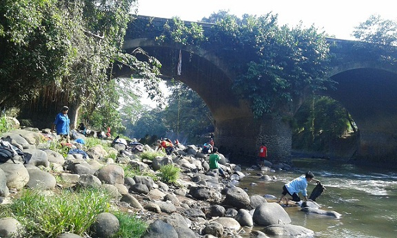 Ramai-ramai Mulung Sampah di Kali Ciliwung