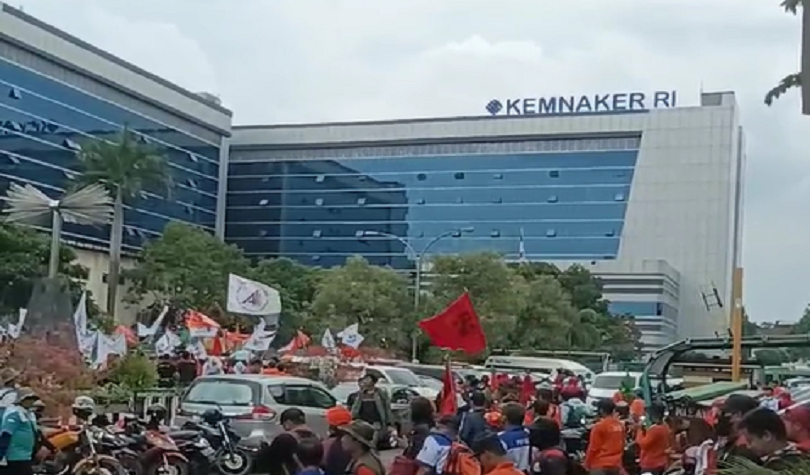 Geruduk Kemnaker, Buruh Minta Naik Upah 13 Persen Hingga Tolak PHK