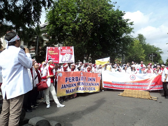 Demo Tolak Dokter Layanan Primer, IDI Solo Bagi-bagi Bunga