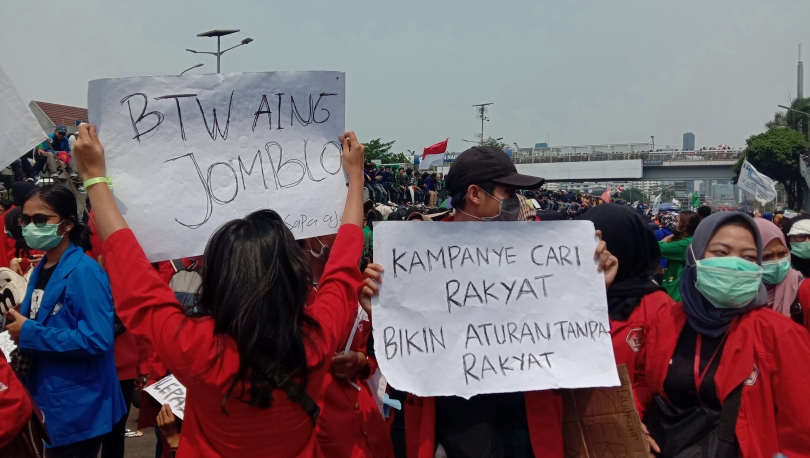 Kritik Menggelitik dalam Spanduk Mahasiswa