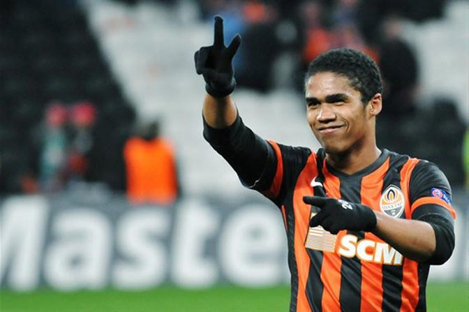 Chelsea Kembali Kejar Douglas Costa