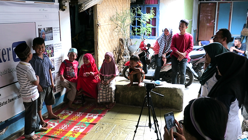 Diskusi terus menerus dibangun untuk membicarakan persoalan desa.