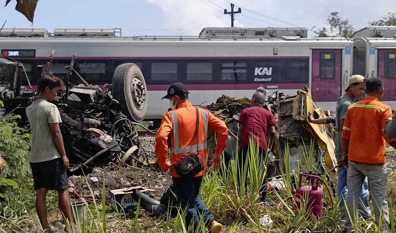KA Taksaka Tertemper Truk Molen di Sedayu DIY, Begini Kondisinya