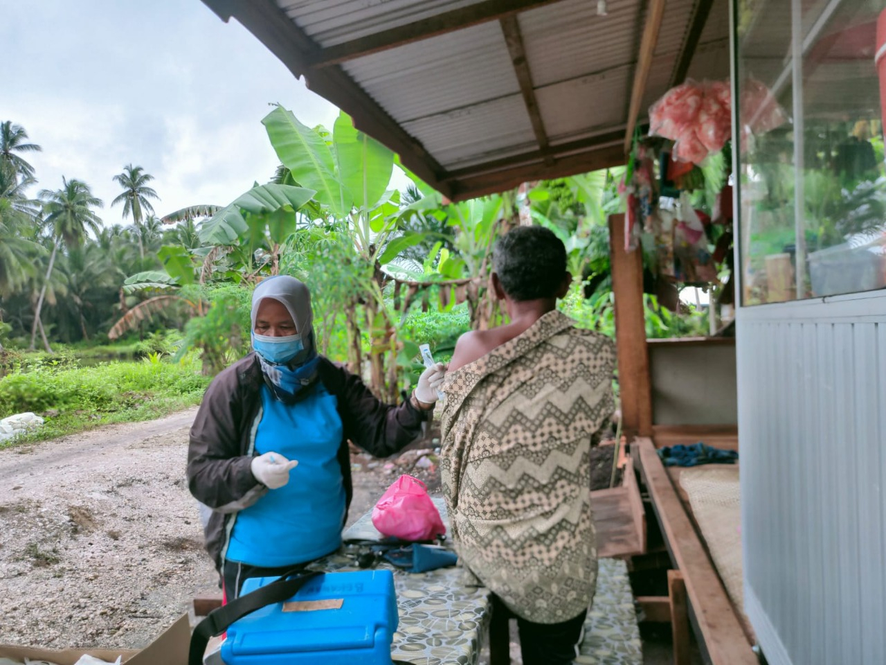 Dedikasi Nakes Vaksinasi di Wilayah Terpencil